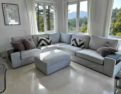 Elegant Living Room Statement Piece Bright and modern sectional sofa that enhances any interior. Neu