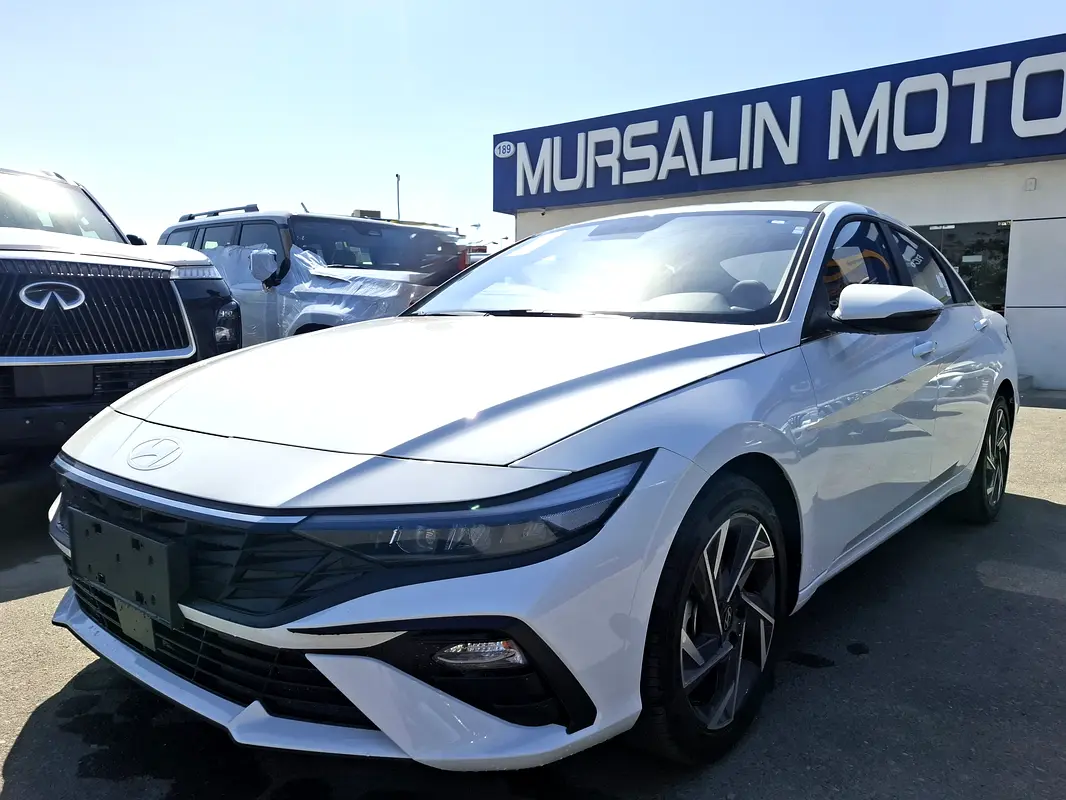 Hyundai Elantra 2025 — photo 1 of 18