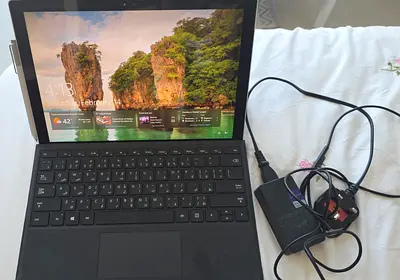 Surface Pro 4 — 4GB RAM / 128GB SSD + Keyboard, Pen  Charger