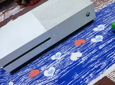 Xbox One S + 1 controller + Assassins Creed Valhalla + WWE 2k18