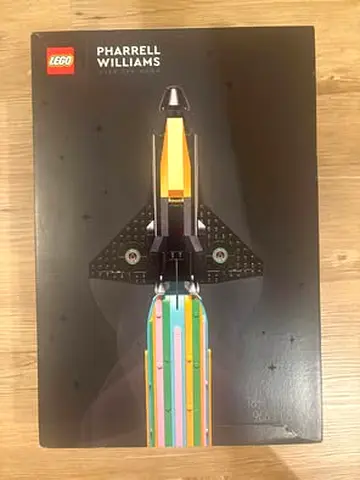 BARGAIN BRAND NEW LEGO 10391 ICONS OVER THE MOON WITH PHARRELL WILLIAMS