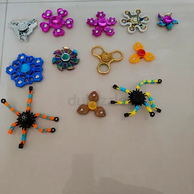 12 fidget spinners Aed 30