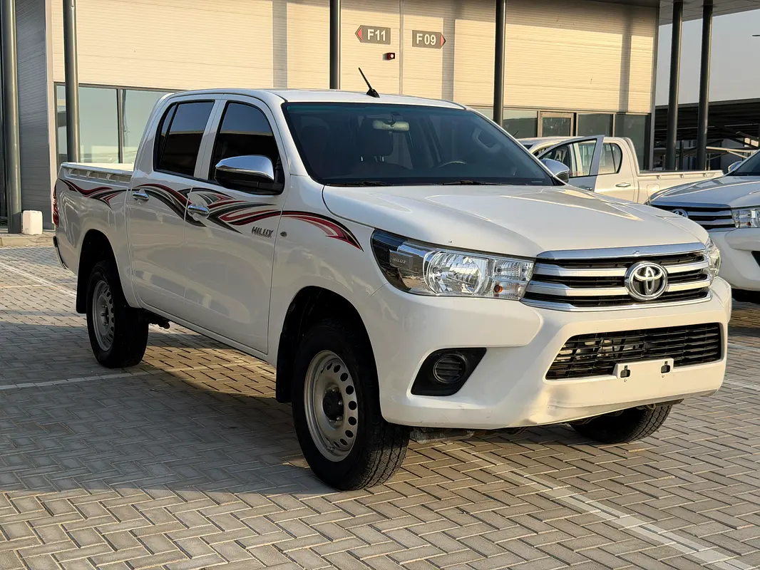 Toyota Hilux 2022 — photo 1 of 10