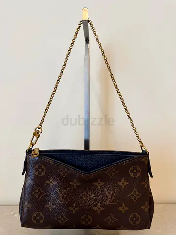 Authentic LOUIS VUITTON Monogram canvas Pochette