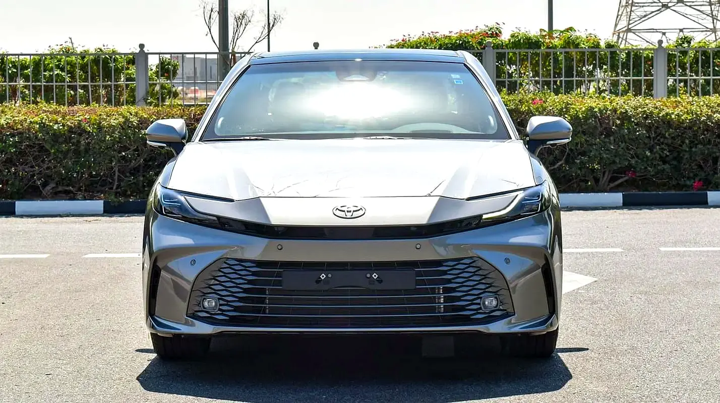 Toyota Camry 2025 — photo 1 of 16