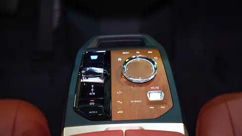 2025 BMW IX — миниатюра 19