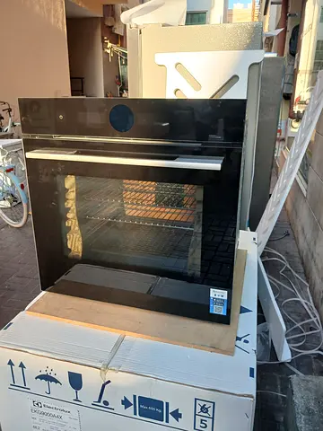 Bosch series 8 bulit in  oven  brand new never used