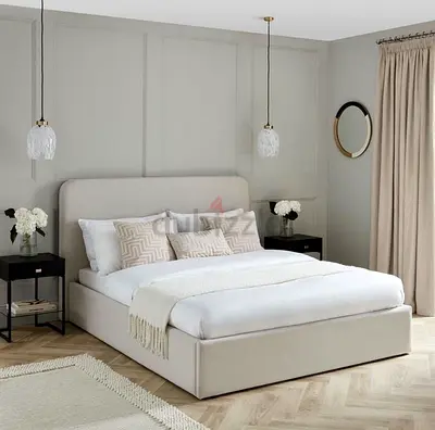 Stylish Modern Bed with Elegant Accent Decor