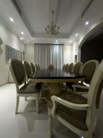 طاولة طعام بحاله جيده جدا ١٢ شخص