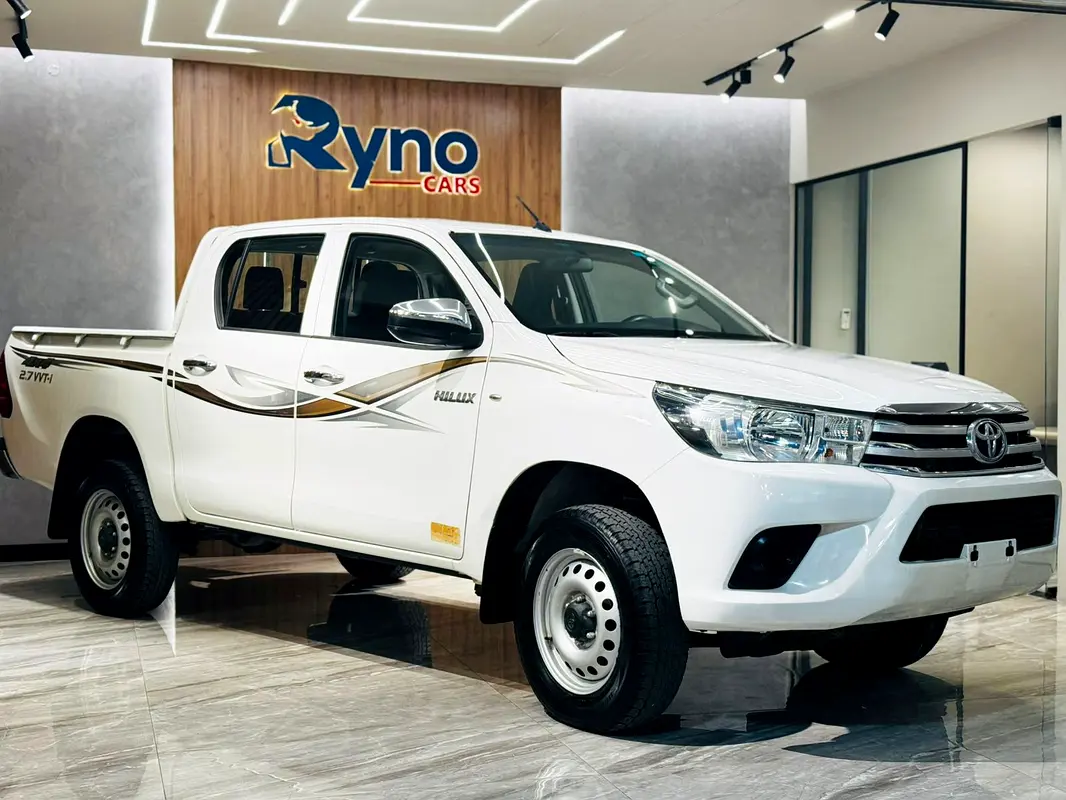 Toyota Hilux 2017 — photo 1 of 9