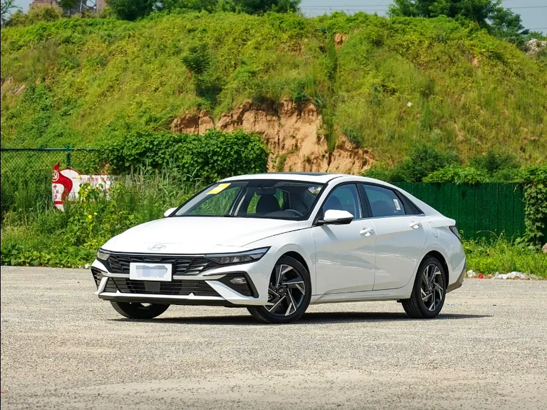 Hyundai Elantra 2024 — photo 1 of 17