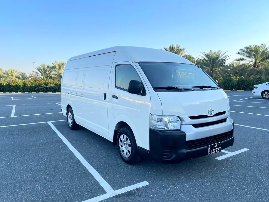 Toyota Hiace 2018 — photo 1 of 9