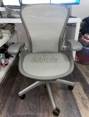 .Selling Herman Miller Aeron Classic Chair Gray Size B