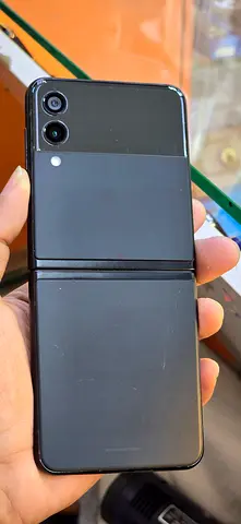 Samsung Galaxy Z Flip 3 - Foldable Smartphone in Excellent Condition