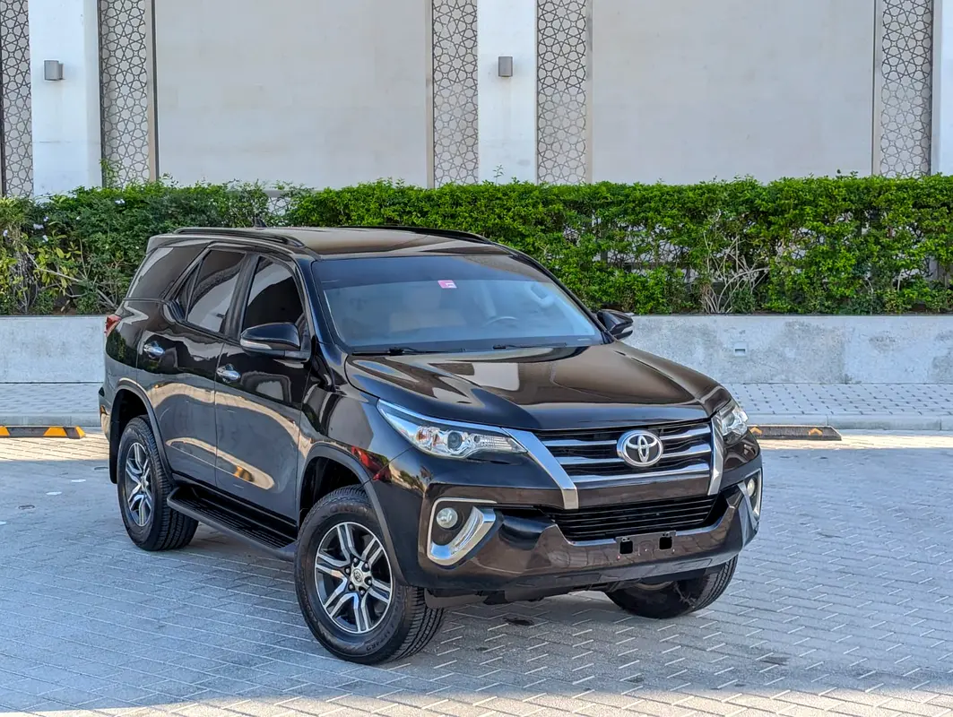 Toyota Fortuner 2016 — photo 1 of 20