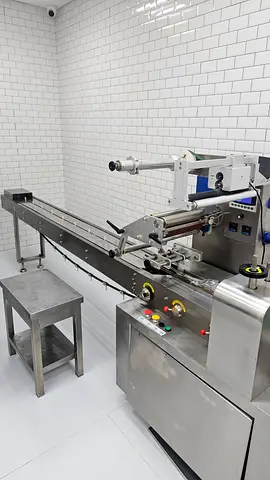 Automatic flow wrap packaging machine