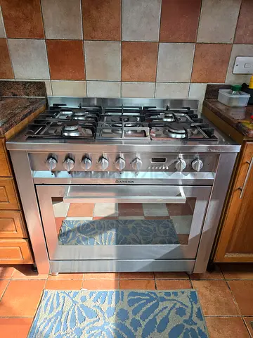 Ariston Cooker 5 Burner gas top, Electric oven