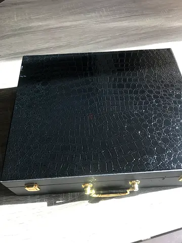 شنطة كبيرة من الجلد لحفظ وعرض المجوهرات