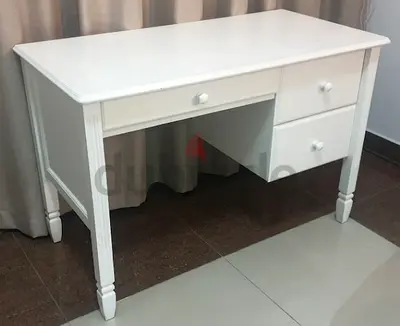 Elegant White Vanity Table