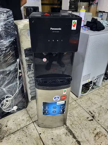Bottom load water dispenser
