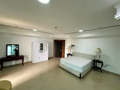 Large Furnished Master Bed room in La reviera in a 3 bed flat