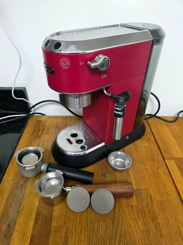 DeLONGHI DEDICA EC685 with open and original portafilter plus 2 crema sieves.