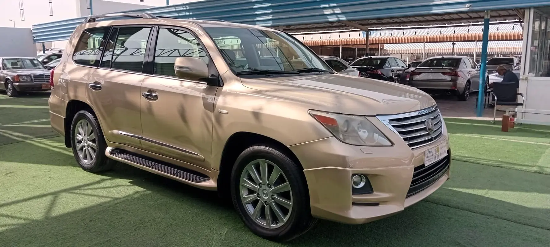 Lexus LX-Series 2010 — photo 1 of 11