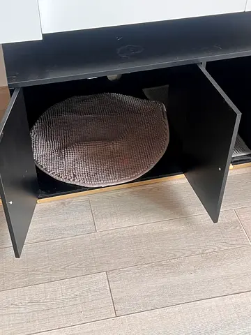 Cat  house with door