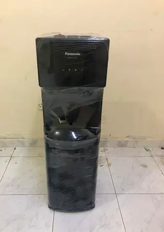 Bottom load water dispenser