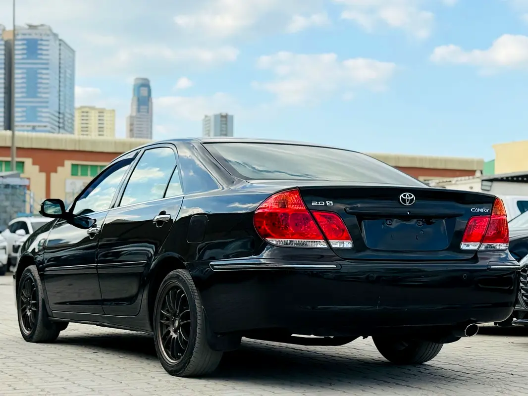 Toyota Camry 2005 — photo 1 of 3