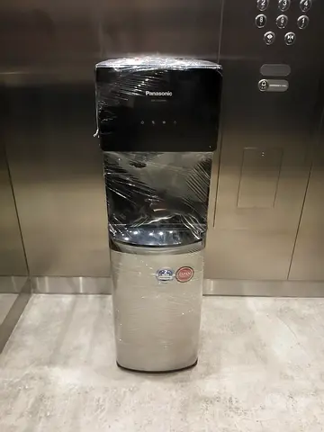 Bottom load water dispenser