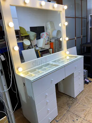 DRESSING TABLE WITH BULBS
