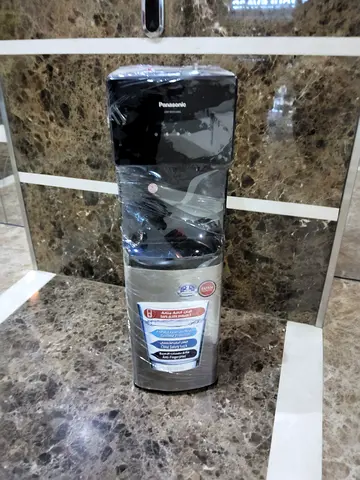 Bottom load water dispenser