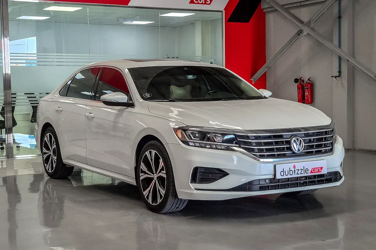Volkswagen Passat 2020 — photo 1 of 15