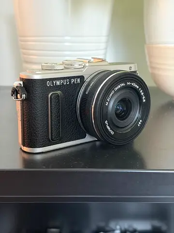 Olympus PEN E-PL8 + M.ZUIKO 14-42mm f3.5-5.6 EZ - Excellent Condition