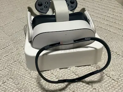Oculus Quest 3s VR Headset with Controllers and eyepiece for people wearing glasses 256gb