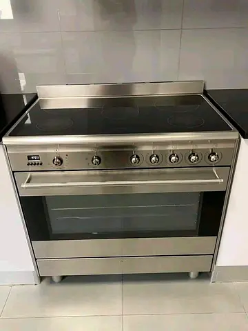 Smeg latest model full electric ceramic cokker 90cm wide