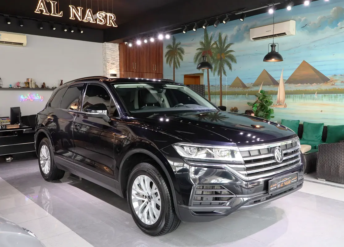 Volkswagen Touareg 2021 — photo 1 of 19