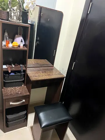 Stylish Makeup Vanity with Storage