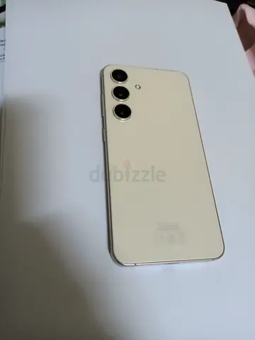 Samsung Galaxy S24 - Modern Elegance and Power amber yelow color