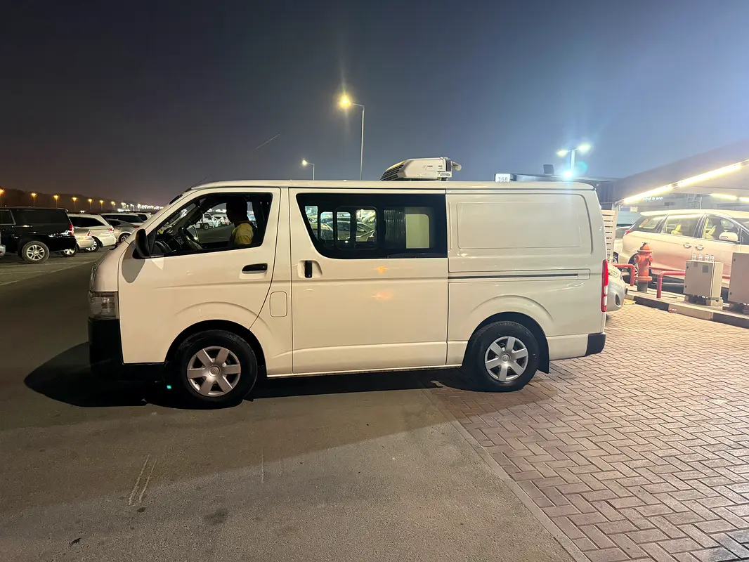 Toyota Hiace 2018 — photo 1 of 9