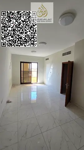* غرفـة وصالـة بتصميم عصري. * **غرفة ماستر** لخصوصية تامة. * **2 حمام** بتجهيزات ممتازة. * **خزانة مدمجة** بالحائط  * بلكونة بإطلالة مريحة
