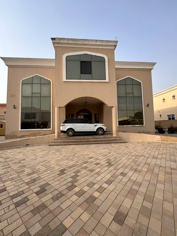 فرصة استثنائية لامتلاك فيلا فاخرة تجمع بين الفخامة، الراحة، والموقع الاستراتيجي في قلب منطقة الرحمانية 1 – الشارقة.