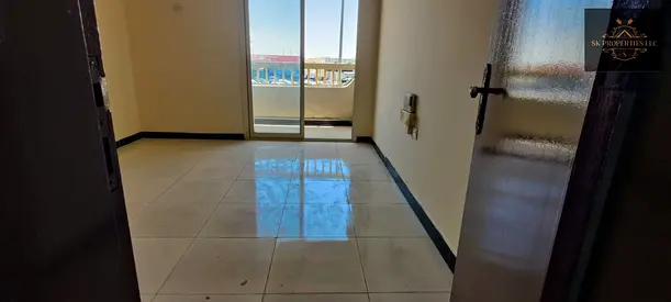 Huge studio with Balcony & Close kitchen