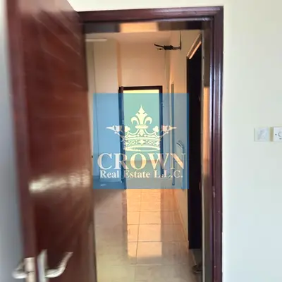 شقة فسيحة 2 غرف نوم مع قاعة مشرقة متاحة للإيجار في منطقة الإمارات الصناعية الحديثة *