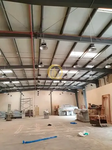 للبيع مستودع كبير في مدينه الامارات الصناعيه بالصجعه بموقع ممتاز جدا بلوك (( 3 )) علي الشارع العام 70 متر بمساحه مميزه 20,700 قدم