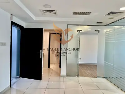 مكتب مفروش مع 3 فواصل زجاجية، بدون مكيف، مع حمام ومطبخ صغير ملحق.