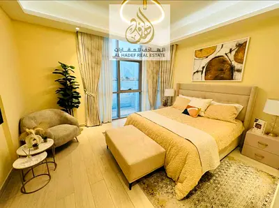 شقه ثلاث غرفه وغرفه مساعده تملك حر بمقدم 10% باطلاله ساحره على خور عجمان مباشر