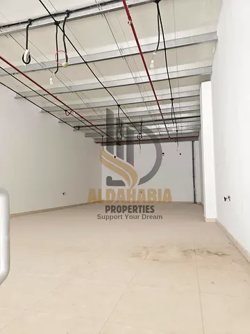 🏢✨ صالة عرض مميزة للإيجار في عجمان الصناعية ✨🏢