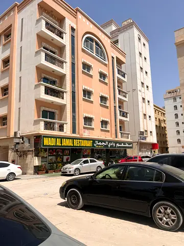 بناية استثمارية بدخل سنوي 500 ألف – النباعة، الشارقة